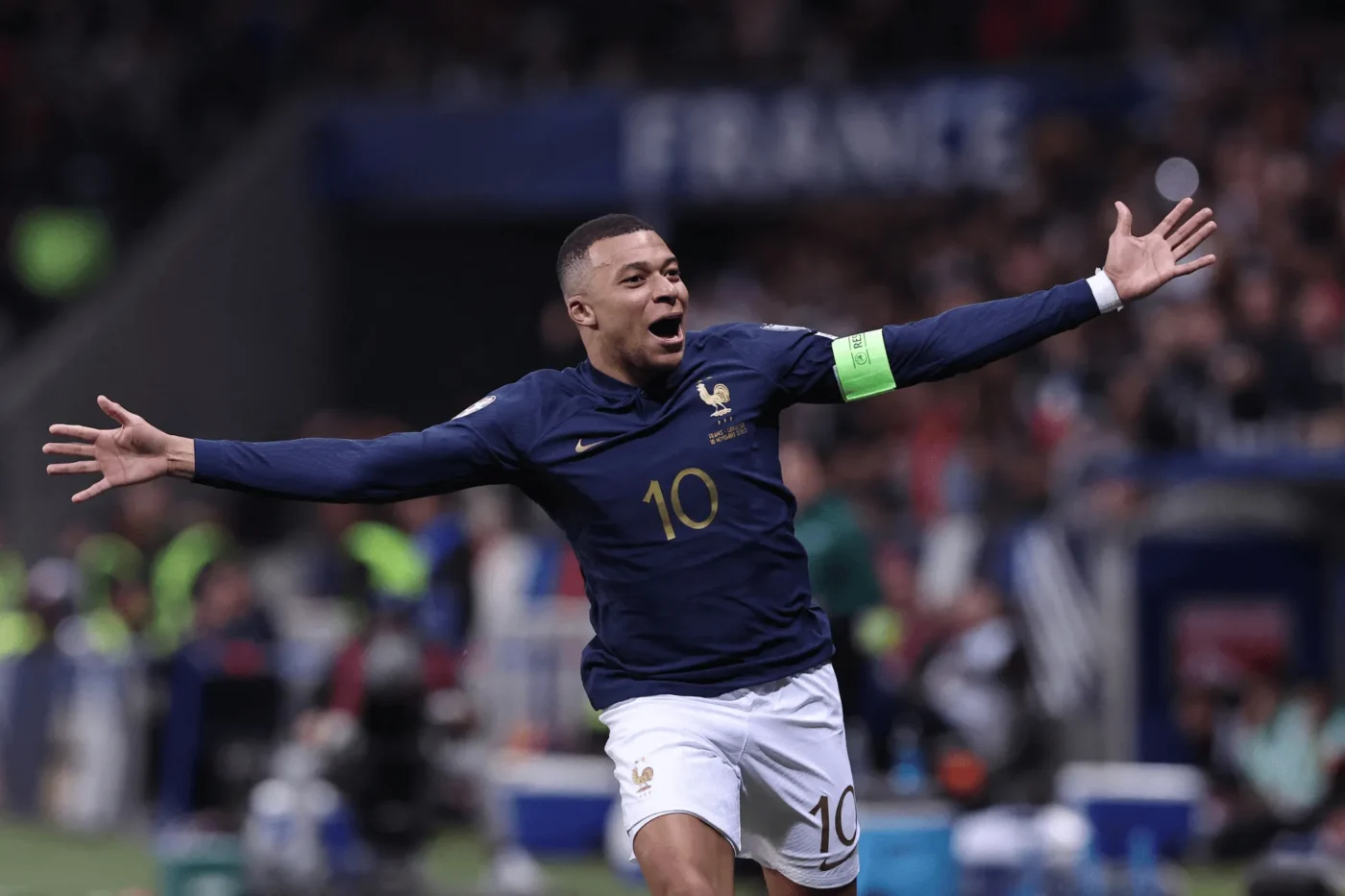 kylian-mbappe-cau-thu-chua-tung-doat-chiec-giay-vang-chau-au-min_11zon